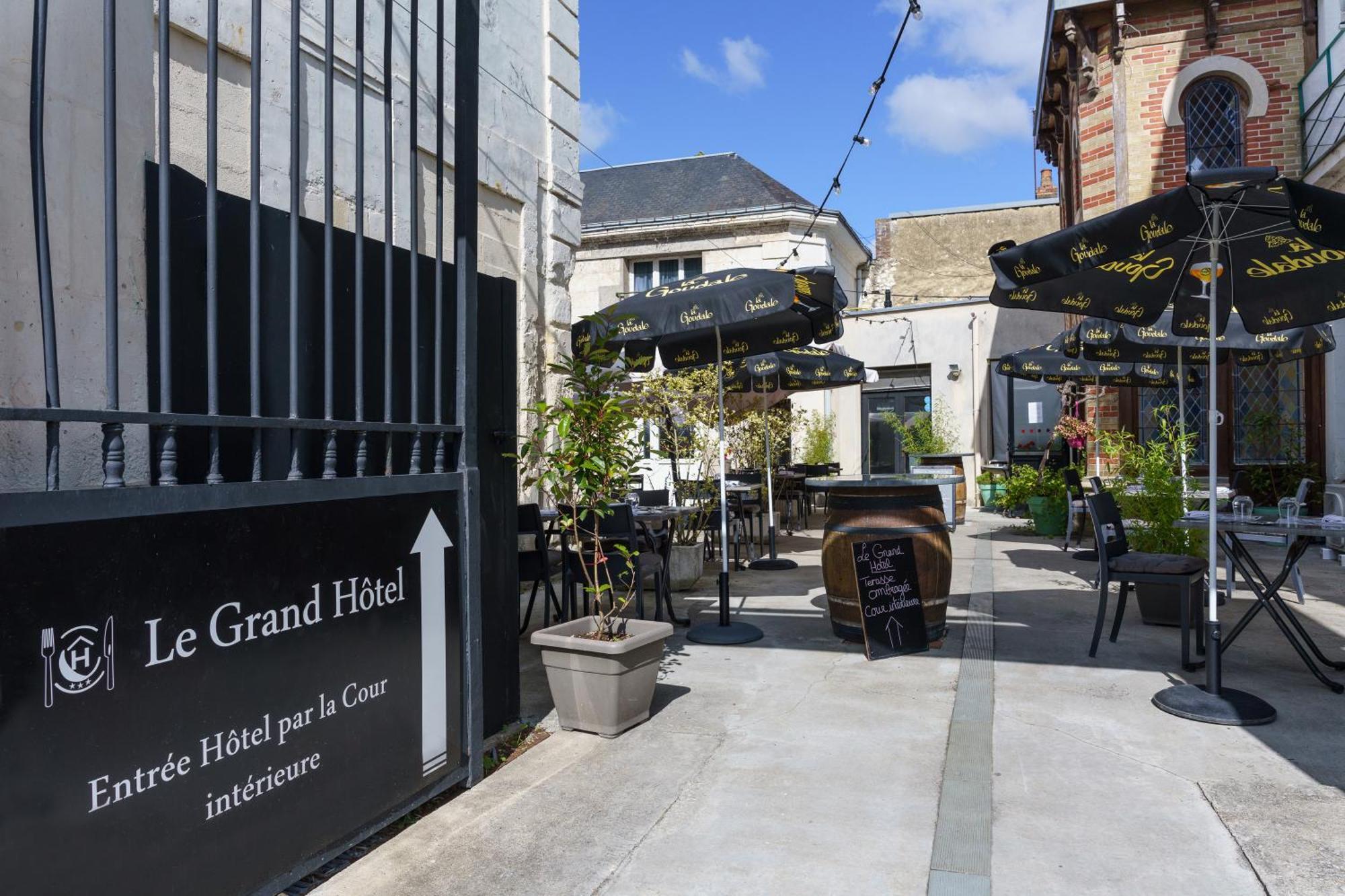 Logis Le Grand Hotel Château-du-Loir Buitenkant foto