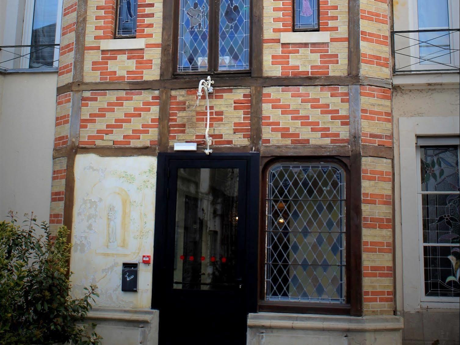 Logis Le Grand Hotel Château-du-Loir Buitenkant foto